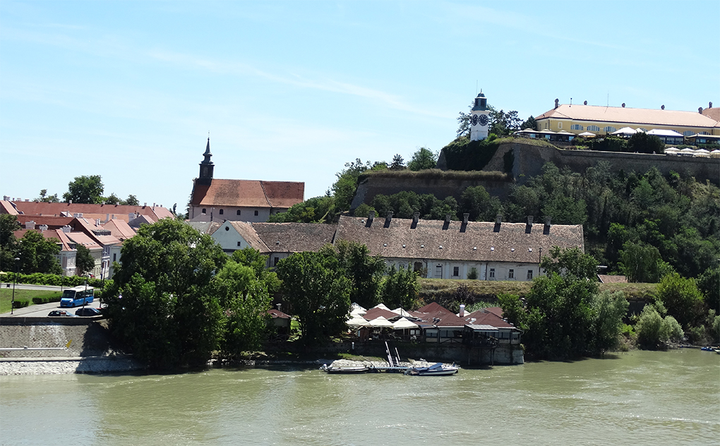 jednoiposoban-stan-Novi-Sad-Petrovaradin-Gradic-pogled-na-Gradic-i-tvrdjavu